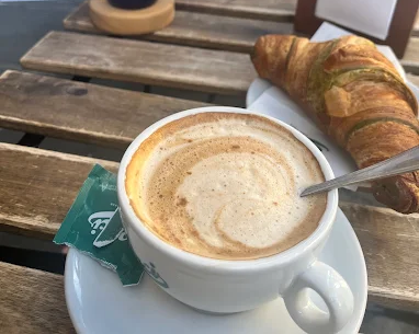 Cappuccino e cornetto caldo per la colazione italiana