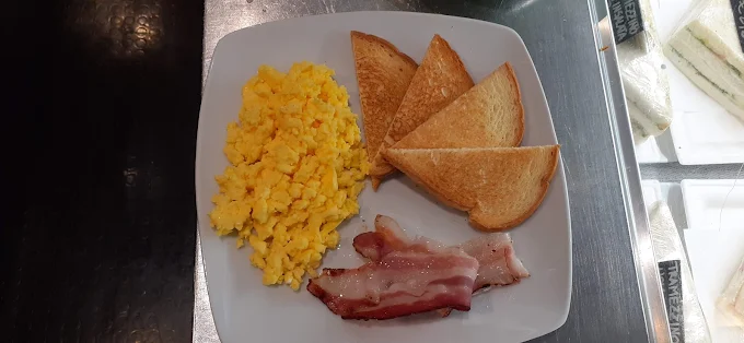 Colazione americana con uova bacon e pancake