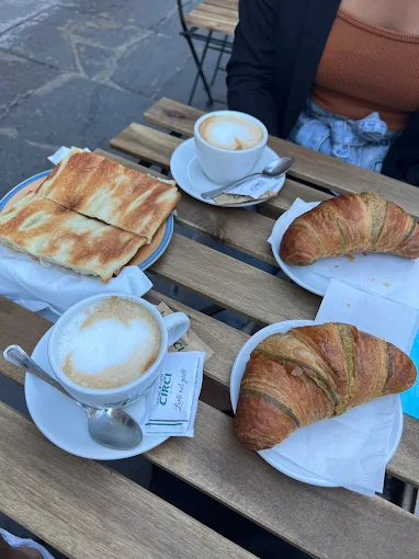 Banco con caffè e tramezzini freschi