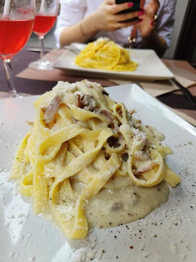 Tavoli del bar con aperitivo e taglieri